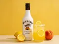 Orzeźwiający drink z malibu przepis: kokosowy rum, cytryny i brzoskwinia na żółtym tle. Idealny na lato!