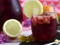 Orzeźwiająca Sangria czerwona z cytryną i lodem. Idealna na upalne dni, czy wybierasz Sangria biała?