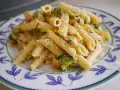 Penne z kurczakiem i brokułami, posypane parmezanem. Prosty przepis na pyszny obiad.
