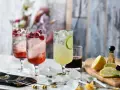 Orzeźwiający drink w shakerze z malinami i limonką, idealny na letnie popołudnie.