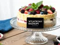 Wyjątkowy biszkopt z owocami leśnymi na paterze. Czy to tort bezowy czy tort biszkoptowy?
