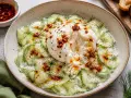 Kremowa burrata na mizerii z ogórków z koperkiem i pikantnym sosem. Idealne na lekki obiad.