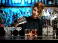Barman w hotelu przygotowuje drinki. Zastanawiasz się, ile zarabia barman w hotelu?