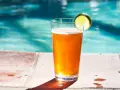 Orzeźwiające drinki z piwem i limonką przy basenie. Idealne na upalne dni.
