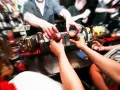Barman podaje shoty, a pytanie "czy barman może pić w pracy?" nabiera nowego znaczenia.