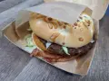 Burger domowy kontra cheeseburger z sieciówki. Ten domowy burger z bekonem i serem na bułce wygląda apetycznie.