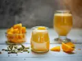 Deser z mango lassi i mus z marakui, z kawałkami mango i kardamonem.