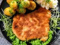 Idealny kotlet schabowy przepis na obiad. Złocisty, chrupiący kotlet z ziemniaczkami i surówką.