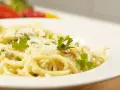 Pyszne spaghetti carbonara, posypane parmezanem i natką pietruszki. Idealne na obiad, znasz już jego spaghetti carbonara kcal?