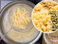 Ugotowany makaron w durszlaku nad garnkiem, obok kolaż różnych rodzajów makaronów. Dowiedz się, jak zamrozić ugotowany makaron.