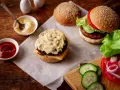 Pyszny burger przepis: składniki na domowego burgera, sosy i świeże warzywa.