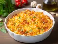 Pyszne Mac and Cheese w białej naczyniu, idealne na obiad. Ten przepis na Mac and Cheese zachwyci każdego!