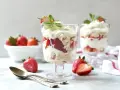 Eton mess kontra tradycyjna sałatka owocowa: deser z truskawkami, bitą śmietaną i bezą.
