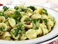 Pyszne danie z makaronem orecchiette i brokułami, idealne na szybki obiad.