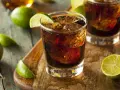 Orzeźwiający bacardi drink ze spritem i limonką, idealny na upalne dni.