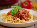 Pyszne spaghetti z mięsem mielonym, pomidorami i bazylią. Idealne na obiad, gdy chcesz wiedzieć, jak zrobić spaghetti z mięsem mielonym.