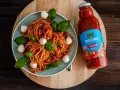 Spaghetti z kulkami mozzarelli i bazylią, polane sosem pomidorowym z butelki passaty pomidorowej Włocławek.