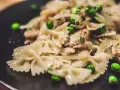 Makaron farfalle z groszkiem i kurczakiem. Czy to lewiatan makaron vs makaron premium? Wygląda pysznie!