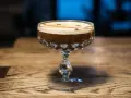 Elegancki Espresso Martini z pianką i cynamonem, czy może Irish Coffee? Ten drink wygląda kusząco.