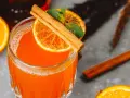 Orzeźwiający aperol z wódką, ozdobiony plasterkiem pomarańczy, listkami mięty i laską cynamonu. Idealny na letnie wieczory.