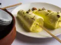 Dwa pyszne kulfi na patyku, posypane pistacjami i szafranem. Idealne na upalne dni, gdy szukasz prostego kulfi przepis.
