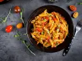 Penne z mielonym mięsem i papryką – idealne danie, z czym zrobić makaron na szybko.
