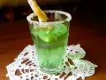Orzeźwiający drink z likierem miętowym, lodem i plasterkiem cytryny, ozdobiony cukrowym rantem.