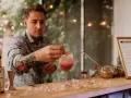 Barman z tatuażem na ręce przygotowuje drinka na 18. urodziny. Zastanawiasz się, ile kosztuje barman na 18?