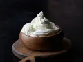 Kremowa masa w drewnianej miseczce, idealna do deserów. Mascarpone kontra serek homogenizowany – który wybierzesz?
