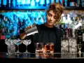 Barman w Kanadzie przygotowuje drinki. Zastanawiasz się, ile zarabia barman w Kanadzie?