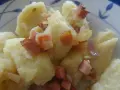 Kopytka z sosem i skwarkami z boczku, pyszne danie.