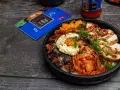 Pyszny Bibimbap przepis z kurczakiem, jajkiem sadzonym, grzybami, marchewką i kimchi. Idealny na szybki obiad.