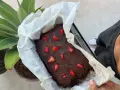 Brownie z fasoli czy klasyczne brownie maślane? To pyszne, czekoladowe ciasto z kawałkami truskawek, świeżo wyjęte z piekarnika.