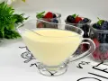 Krem custard i krem budyniowy w sosjerce, obok słoiczków z jagodami i malinami. Idealny deser na lato.
