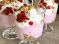 Różowy deser w pucharkach z bitą śmietaną, owocami i kruszonką. Idealny, gdy zastanawiasz się, ile zsiada się galaretka.