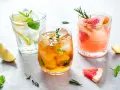 Orzeźwiające drinki z cytrusami i ziołami. Idealne soki do drinków na lato: grejpfrutowy, cytrynowy i herbaciany.