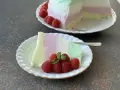 Puszysta pianka z galaretki i jogurtu w kolorach pastelowych, udekorowana malinami.