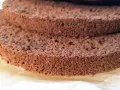 Warstwy puszystego biszkoptu czekoladowego, który zawsze się udaje. Idealny do tortów i deserów.