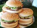 Stos burgerów z Burger Kinga kontra restauracyjne. Który obiad wybierzesz?