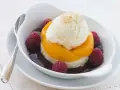 Pyszny deser Melba: lody waniliowe, brzoskwinie, maliny i biszkopt w sosie. Idealny przepis na letnie popołudnie.