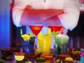 Kolorowe drinki na barze. Zastanawiasz się, ile zarabia barman na statku, serwując takie cuda?