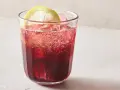Orzeźwiający Tinto de Verano z cytryną i lodem, idealny na upalne dni.