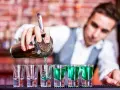 Barman nalewa zielony shot. Zastanawiasz się, ile kosztuje kurs barmana? To inwestycja w przyszłość!