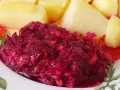 Buraczki zasmażane obok ziemniaków, a obok nich surówka z marchewki i jabłka.
