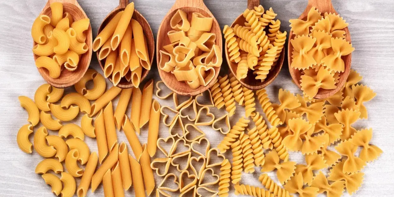 Różne rodzaje makaronu: kolanka, penne, serduszka, fusilli i kokardki. Wybór między makaronem z samopszy czy z płaskurki zależy od preferencji.