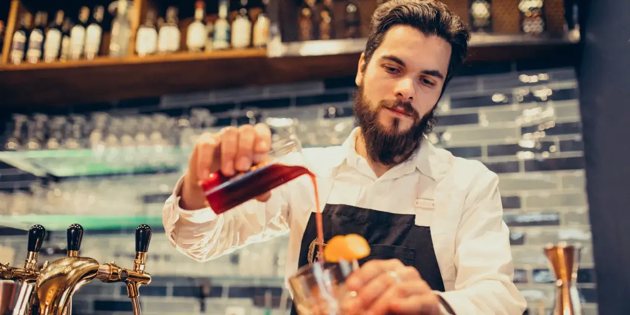 Ile zarabia barman w klubie? Nawet 12 000 zł miesięcznie!
