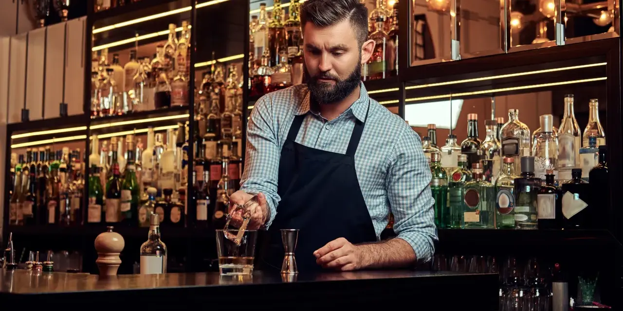 Ile zarabia barman w restauracji? Prawdziwe liczby i napiwki!
