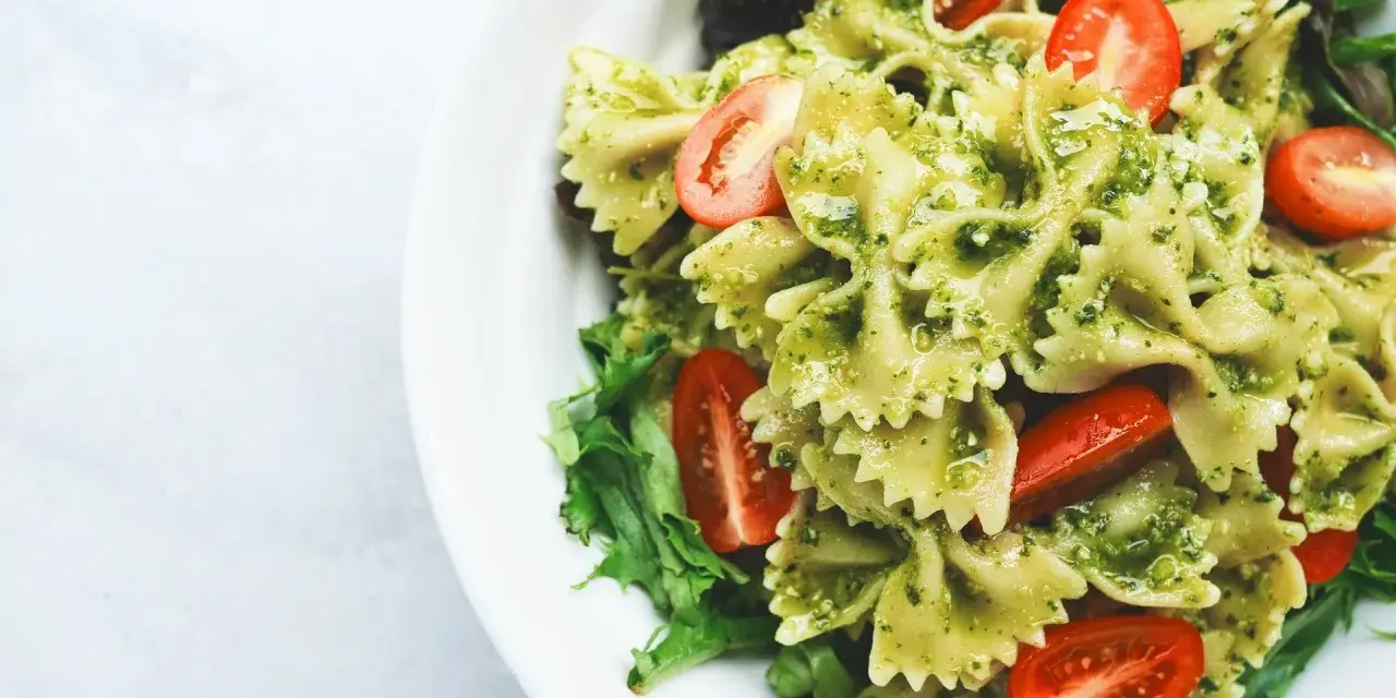 Makaron farfalle z pesto, pomidorkami koktajlowymi i sałatą. Idealny pomysł, co jeść na obiad żeby schudnąć.