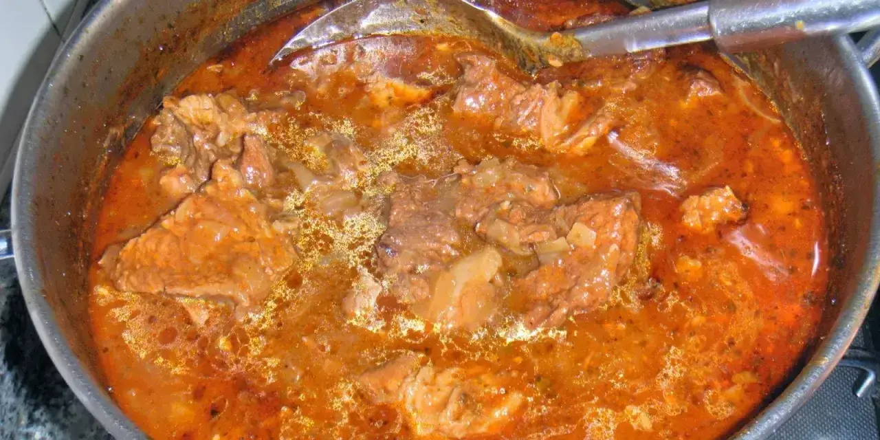 Gulasz wołowy w garnku, pachnący i sycący. Czy to gulasz wieprzowy? Trudno odróżnić po tym aromacie!