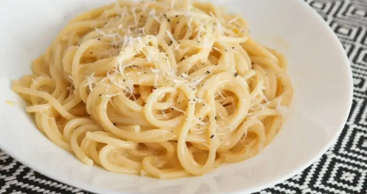 Pyszne Spaghetti Carbonara przepis. Kremowy sos, parmezan i czarny pieprz na idealnie ugotowanym makaronie.